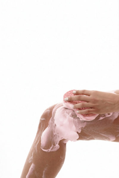 Aplique na pele úmida. Espalhe devagar, curtindo a espuma cremosa tipo chantilly e o cheirinho que toma conta do banho.