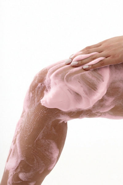 Enxágue bem. Deixe a água levar o excesso e sinta sua pele renovada, macia e delicadamente perfumada.